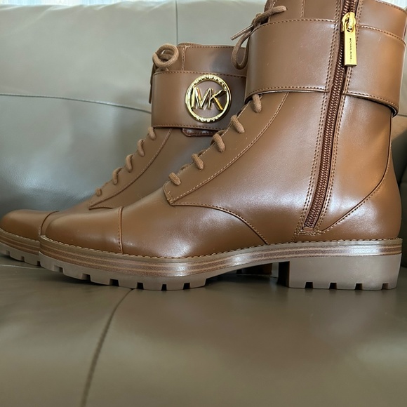 NWOB Michael Kors Tatum Tan Leather Boots w/Buckles - Picture 14 of 15